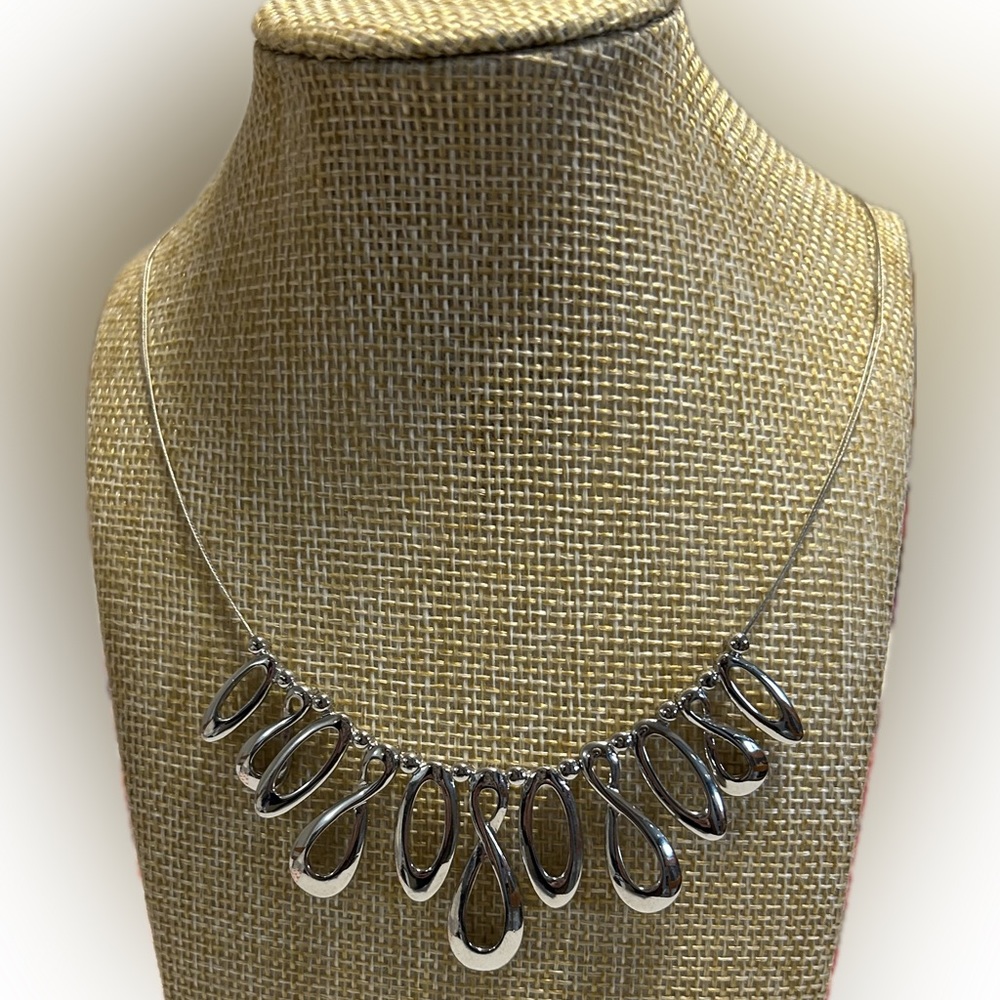 Lia Sophia Interlope wire necklace
